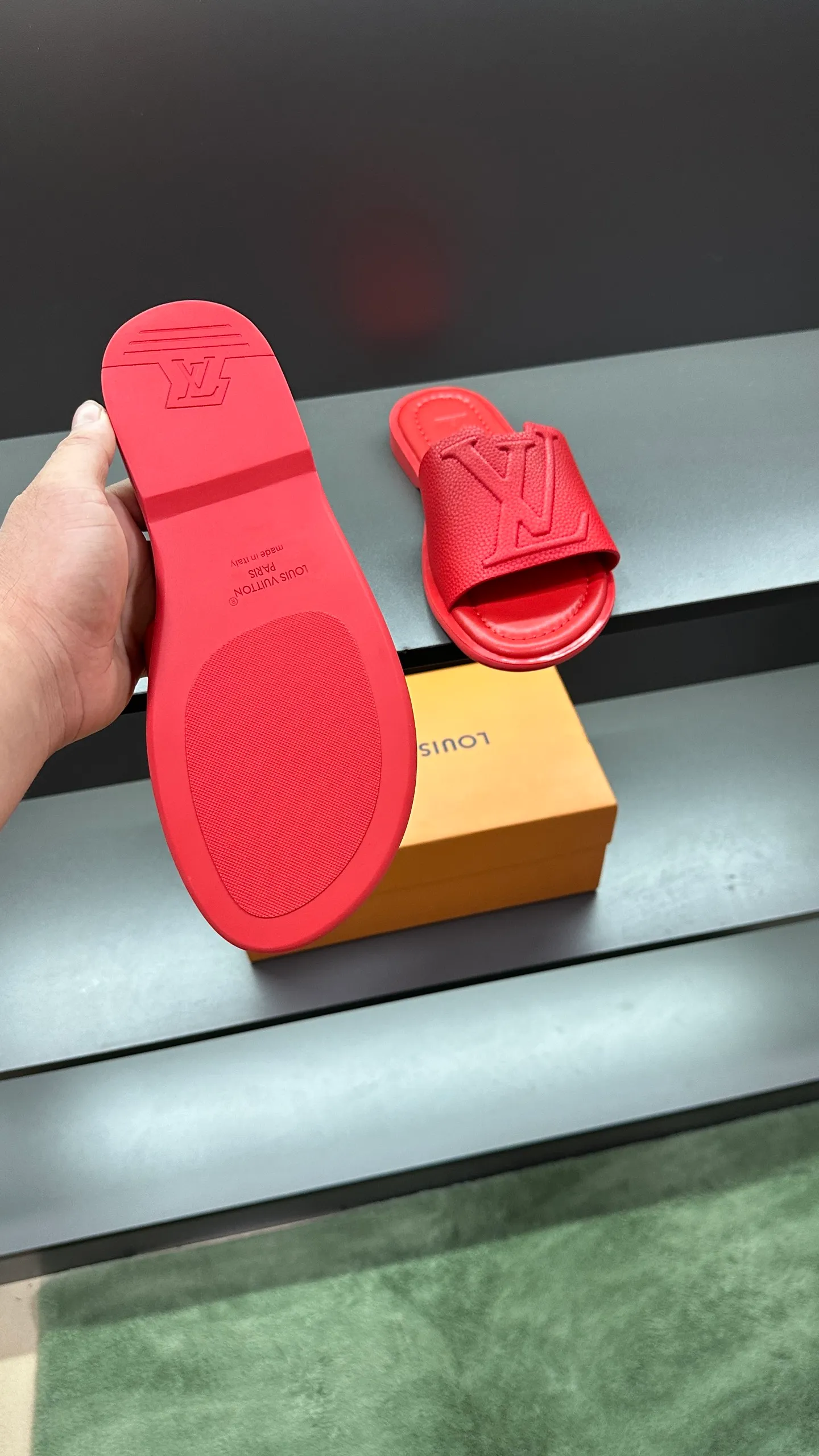 P300 🔍LV Men's Spring and Summer Slippers Counter Synchronization. The uppers are imported cowhide fabrics from Italy, with logo graphics and high-quality craftsmanship. Soles: original soles specially provided by the original factory. Exclusive movable molded soles are super comfortable. Original factory follow-up orders. 🔍🔍High quality. You can enter and leave the counter at will. Welcome to compare. Code number 38-45 No. 058
